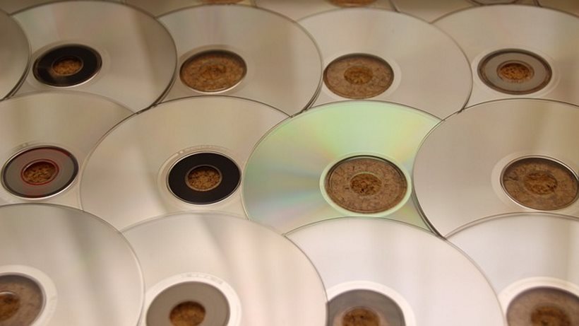 Tłoczenie płyt CD czy duplikacja? Porównanie metod i cennik