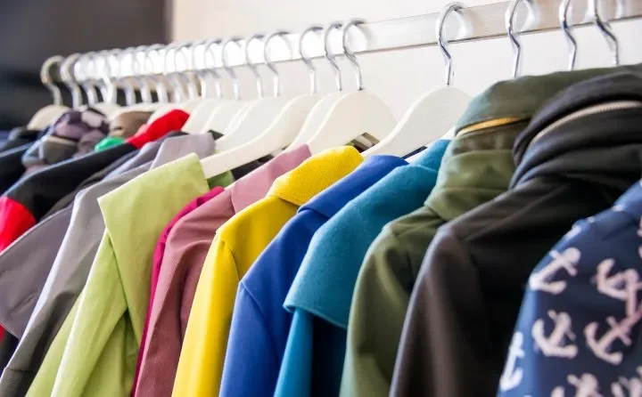 Kurtka softshell reklamowa – praktyczne wskazówki dla kupujących