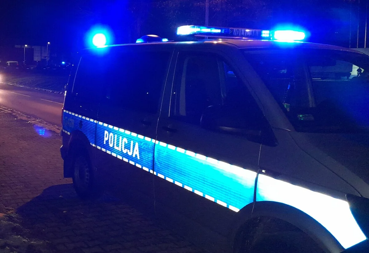 Oświęcim. Nieletni bawili się zapałkami przy garażach osiedlowych. Na niebezpieczne zachowanie zareagował świadek. - Aktualności KPP w Oświęcimiu