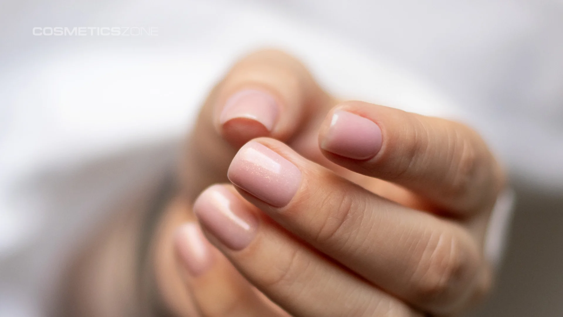 Jak używać hipoalergicznej bazy pod hybrydę? Instrukcja krok po kroku
