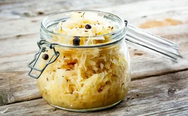 Kapusta wigilijna z grzybami i olejem lnianym, która podbije świąteczny stół