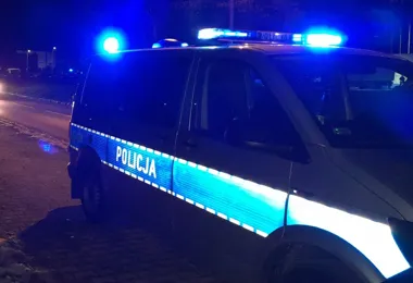 Oświęcim. Nieletni bawili się zapałkami przy garażach osiedlowych. Na niebezpieczne zachowanie zareagował świadek. - Aktualności KPP w Oświęcimiu