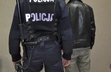 Oświęcim. Poszukiwany przestępca ukrywał się na strychu bloku mieszkalnego - Aktualności Policja Małopolska