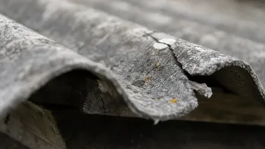 Azbest to nie tylko faliste płyty na dachach. Ważne informacje dla właścicieli
