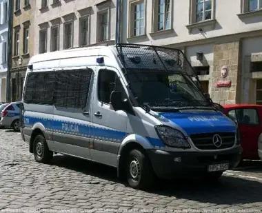 Policjanci ugasili płonące auto - kierowcy pożyczyli gaśnice