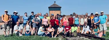 Grafika promocyjna wydarzenia Pochod po stopách hrdinů 07/2026 — marsz pamięci z Oświęcimia do Žiliny