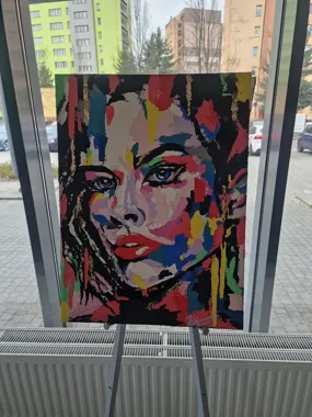 Elegancja Coco Chanel i odważny kolor - ta wystawa w bibliotece przyciąga wzrok