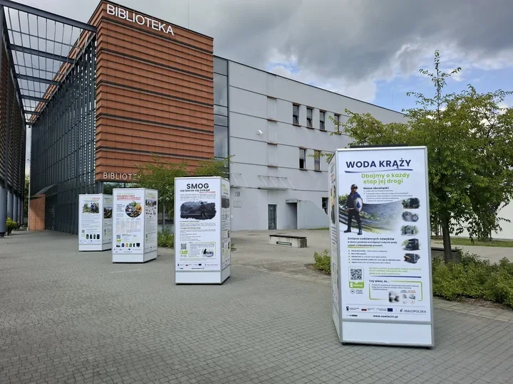 Podświetlana wystawa w Oświęcimiu łączy ekologię z codziennymi wyborami