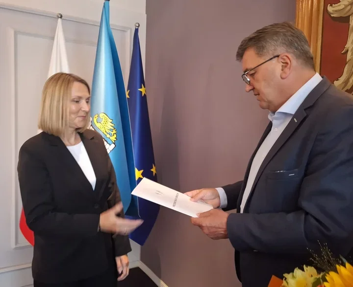 Nowa dyrektor Szkoły Podstawowej nr 4 w Oświęcimiu odebrała akt powierzenia