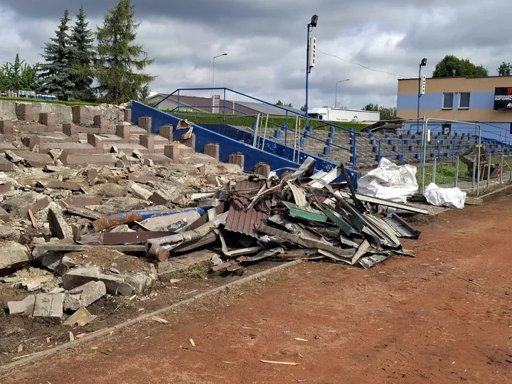 Stara trybuna zniknęła ze stadionu w Oświęcimiu. Będzie nowa
