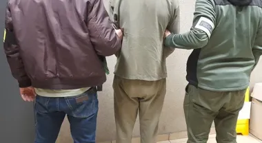 Strzał w szybę na Bulwarach skończył się zatrzymaniem 19-latka