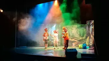 Zanieczyszczony las na scenie OCK. Dzieci uczyły się ekologii