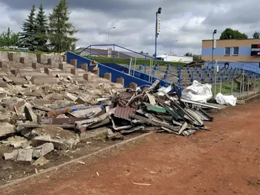 Stara trybuna zniknęła ze stadionu w Oświęcimiu. Będzie nowa