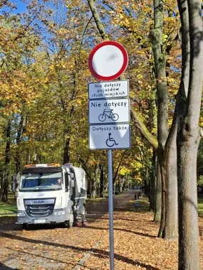 Hulajnogi elektryczne nie mogą jeździć po Bulwarach. Jest znak B-1