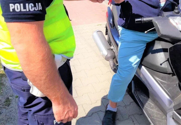 Dwóch nastolatków na jednym skuterze w Grojcu. Żaden nie miał kasku