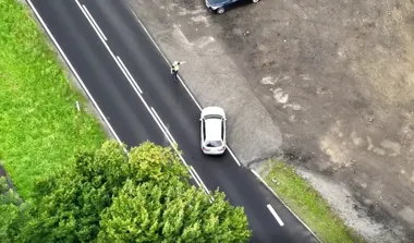 Dron nagrał przejazd przez tory. Kierująca Audi miała 0,9 promila