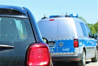 Po nagłym skręcie w boczną uliczkę policjanci zatrzymali dwóch mężczyzn