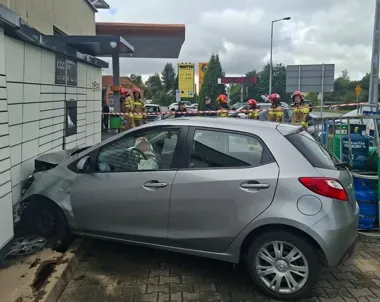 82-latek zjechał z drogi w Oświęcimiu. Uderzył w butle gazowe