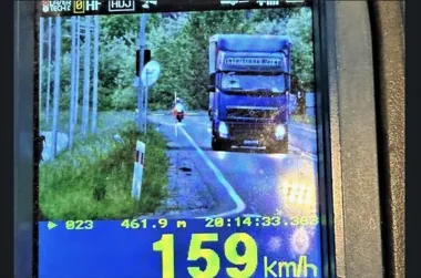 159 km/h na Zatorskiej - motocyklista stracił uprawnienia i stanie przed sądem