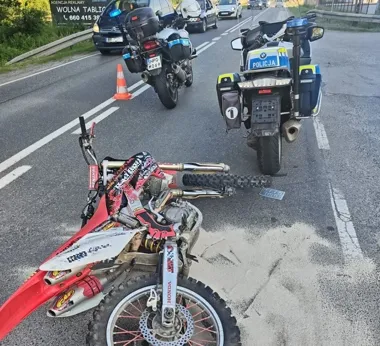 Ucieczka 16-latka na crossie zakończyła się po zderzeniu z policją