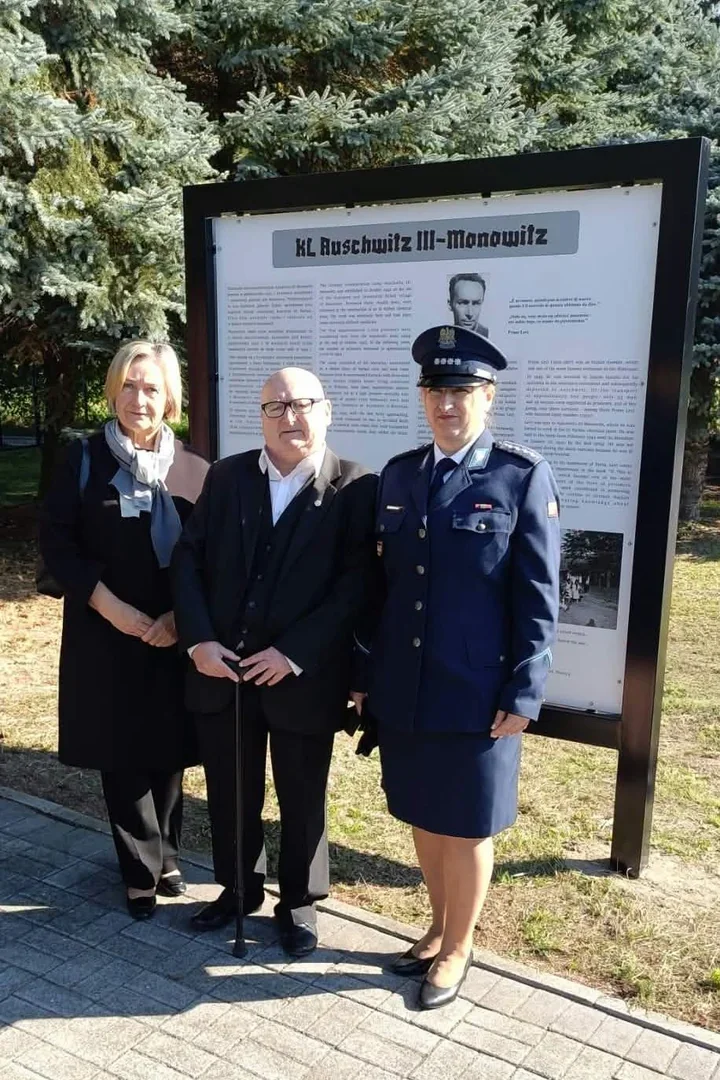 Nowa tablica przypomina o Auschwitz III–Monowitz i Primo Levím