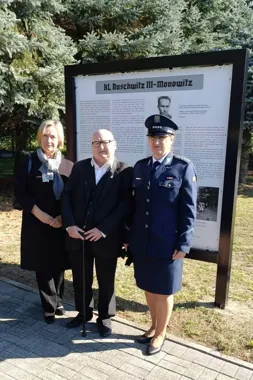 Nowa tablica przypomina o Auschwitz III–Monowitz i Primo Levím