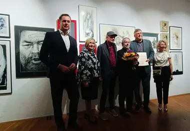 Oświęcimski artysta z medalem od partnerskiego powiatu. To efekt 37 lat współpracy
