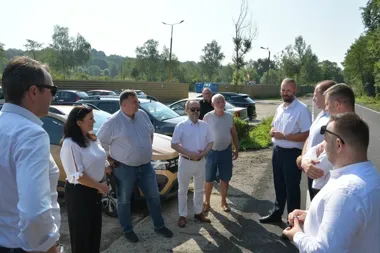 Nowe chodniki i bezpieczniejsze przejścia. Drogowe inwestycje w powiecie