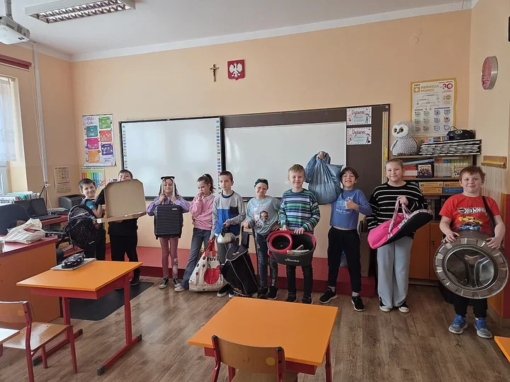 Walizki, kosze i gitara zastąpiły plecaki w szkolnym prima aprilis